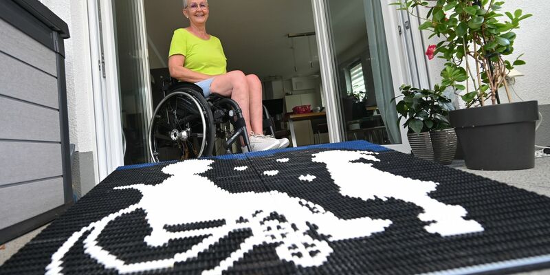 Rita Ebel, bekannt als «Lego-Oma», baut Rampen für Rollstuhl- und Rollatornutzer aus handelsüblichen Legosteinen. - Foto: Arne Dedert/dpa