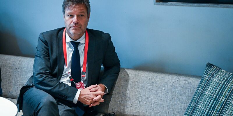 Bundeswirtschaftsminister Robert Habeck sprach im indischen Goa über die Energiesicherheit. - Foto: Britta Pedersen/dpa