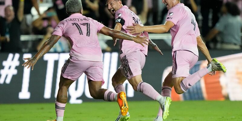 Gefeierter Mann in Miami: Lionel Messi (M). - Foto: Lynne Sladky/AP/dpa