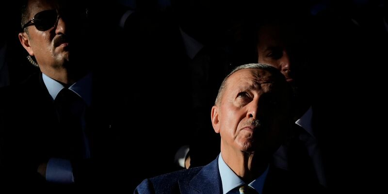 Der türkische Präsident Recep Tayyip Erdogan (r) nutzt den Vertrag von Lausanne, wie es ihm argumentativ beliebt. - Foto: Petros Karadjias/AP/dpa