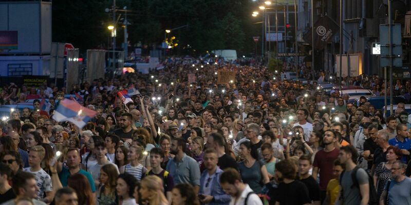 Demonstranten protestieren am 09.06.2023 in Belgrad gegen den Umgang der serbischen Regierung mit den Amokläufen. - Foto: Marko Drobnjakovic/AP/dpa