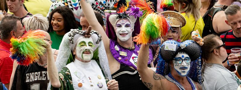 Bereits am Freitag feierten Menschen im Vorfeld des Christopher Street Days auf der Spree für queere Vielfalt auf einem Schiff. - Foto: Fabian Sommer/dpa