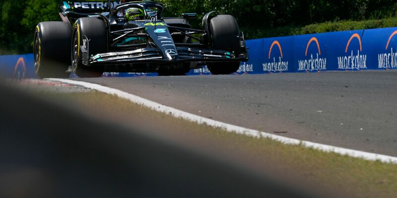 Einer der «Großen»: Ferrari-Boss John Elkann über Lewis Hamilton. - Foto: Denes Erdos/AP/dpa