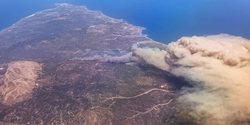 Auf der Ferieninsel Rhodos wüten Waldbrände: In zwei Dörfern mussten Menschen ihre Häuser verlassen. - Foto: Christophe Gateau/dpa