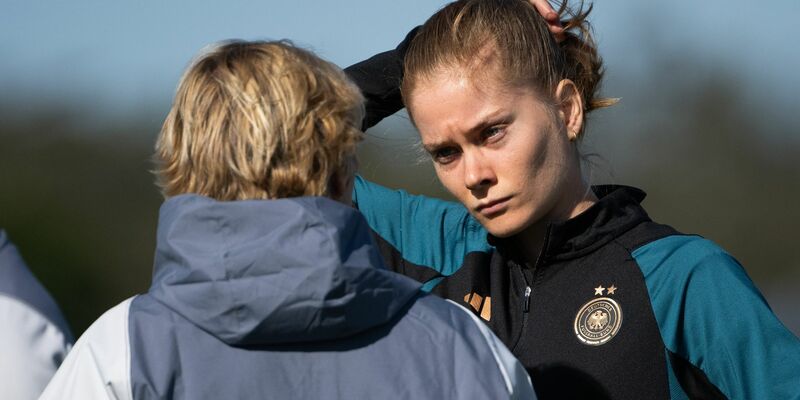 Der Einsatz von Sjoeke Nüsken (r) beim deutschen WM-Auftakt ist ungewiss. - Foto: Sebastian Gollnow/dpa