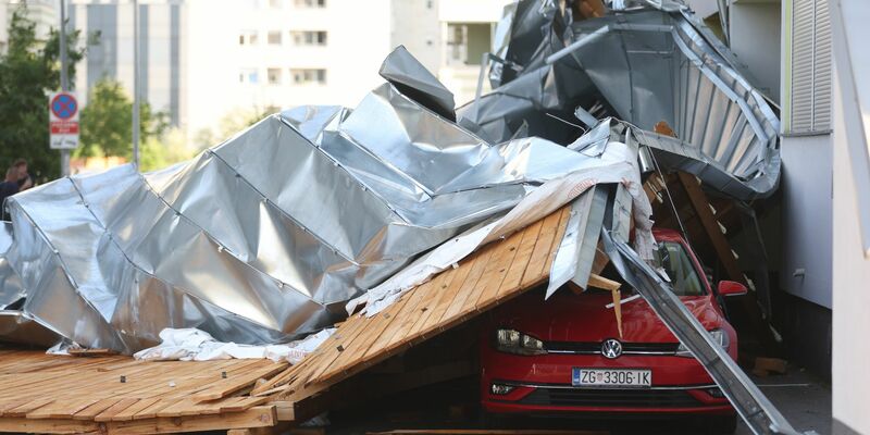 Die Sturmböen waren so stark, dass Teile eines Dachs in Zagreb auf Autos landeten. - Foto: Matija Habljak/PIXSELL/XinHua/dpa