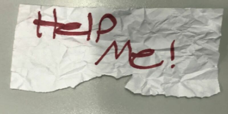 «Hilf mir»: Diese stück Papier hielt das Mädchen aus dem Auto hoch. - Foto: U.S. Department of Justice/AP/dpa
