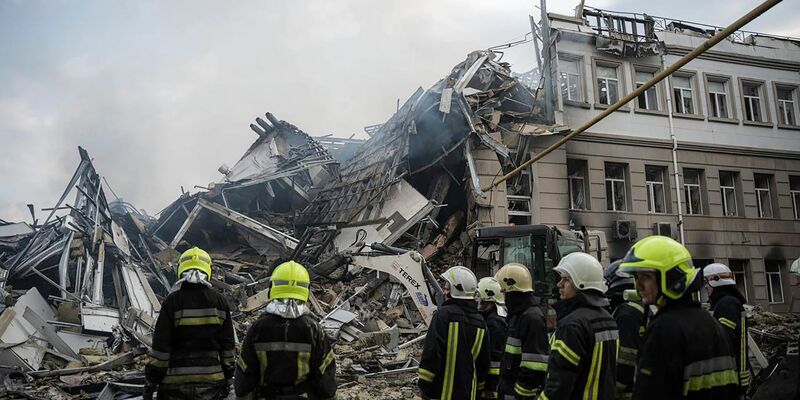 Rettungskräfte arbeiten an zerstörten Gebäuden nach einem Angriff auf Odessa. - Foto: Pavlo Petrov/Ukrainian Emergency Service/AP/dpa
