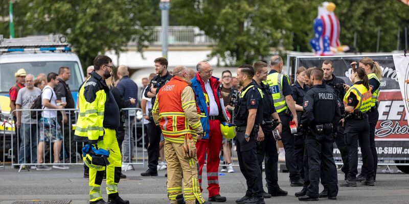 Einsatzkräfte an der Unfallstelle auf dem Schützenplatz. - Foto: Moritz Frankenberg/dpa