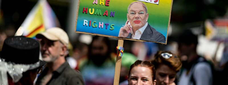 «Queen Olaf says LGBTQIA* rights are human rights»: Auch in diesem Jahr sind eine Vielzahl kreativer Schilder und Transparente zu sehen. - Foto: Fabian Sommer/dpa