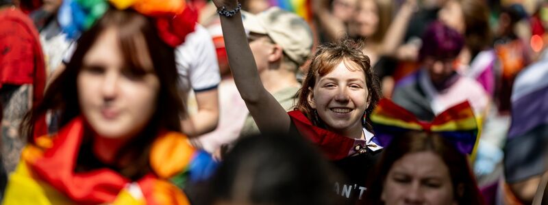 Umringt von feiernden Menschen: Eine Teilnehmerin mit dem Peace-Zeichen. - Foto: Fabian Sommer/dpa