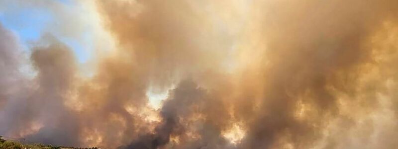 Dichte Rauchwolken steigen über Rhodos in den Himmel. Der Großwaldbrand auf der griechischen Insel dauert bereits den fünften Tag an. - Foto: uncredited/Rhodes.Rodos/AP/dpa