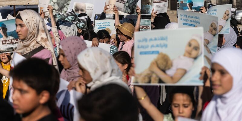 Krebskranke Kinder sitzen in einem Zelt nahe der Grenze zur Türkei. - Foto: Anas Alkharboutli/dpa