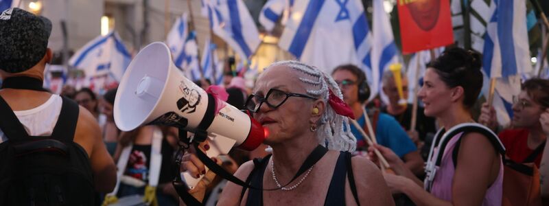 Demonstranten in Tel Aviv. - Foto: Ilia Yefimovich/dpa