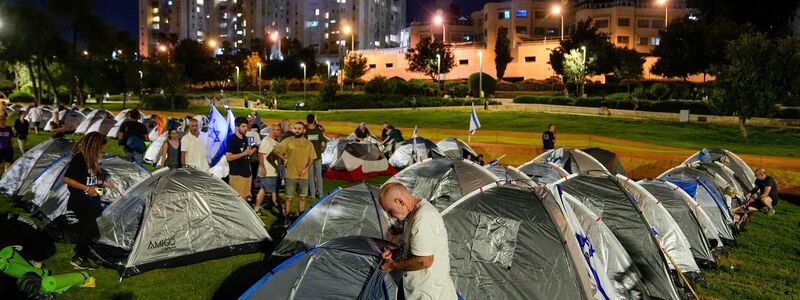 Demonstranten haben ein Zeltlager vor dem Parlamentsgebäude in Jerusalem errichtet. - Foto: Ohad Zwigenberg/AP/dpa