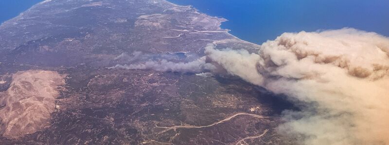Rauchschwaden hängen über der griechischen Insel Rhodos. - Foto: Christophe Gateau/dpa