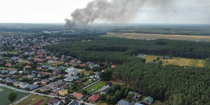 Dichter Rauch steigt aus dem Chemiewerk in der polnischen Woiwodschaft Lebus auf. - Foto: Lech Muszynski/PAP/dpa