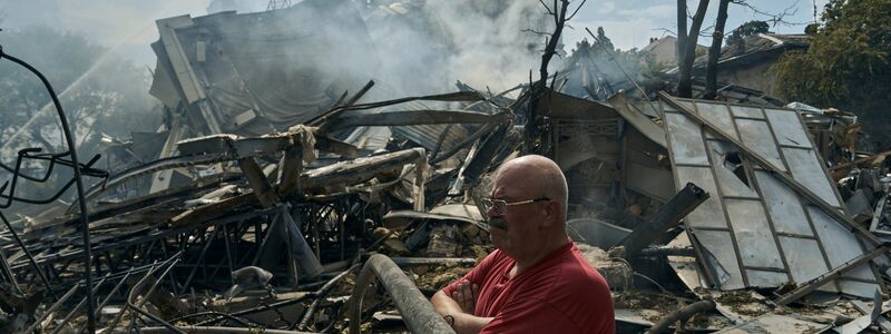 Eine Mann steht in Odessa in den Trümmern eines Gebäudes. - Foto: Libkos/AP/dpa