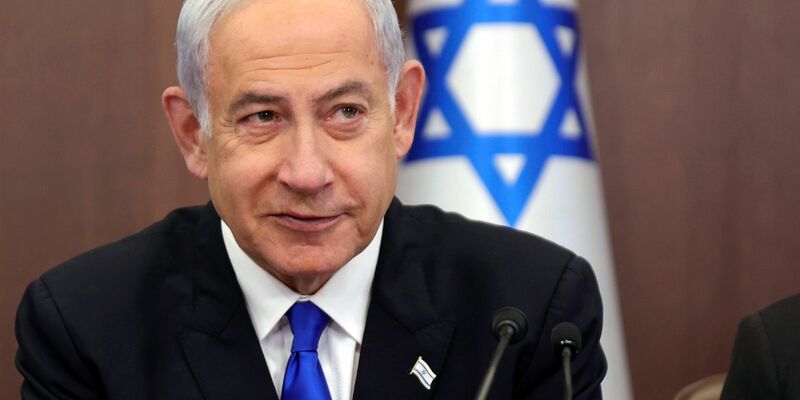 Israels Premierminister Benjamin Netanjahu muss operiert werden. - Foto: Abir Sultan/EPA POOL via AP/dpa