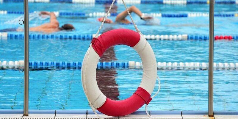 An vielen Orten war Baden mit nacktem Busen theoretisch schon immer möglich, aber selten Praxis. - Foto: Soeren Stache/dpa