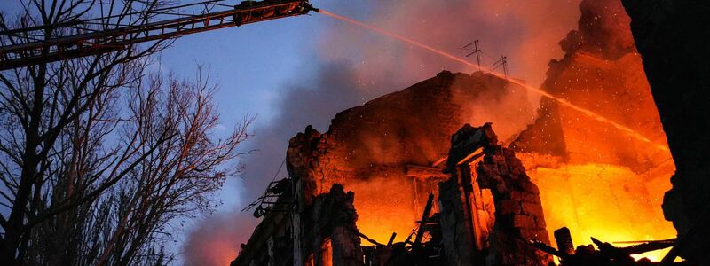 Die Feuerwehr ist in einem zerstörten Wohngebiet in Mykolajiw im Einsatz. - Foto: Ukrainian Emergency Service/Ukrainian Emergency Service/AP/dpa
