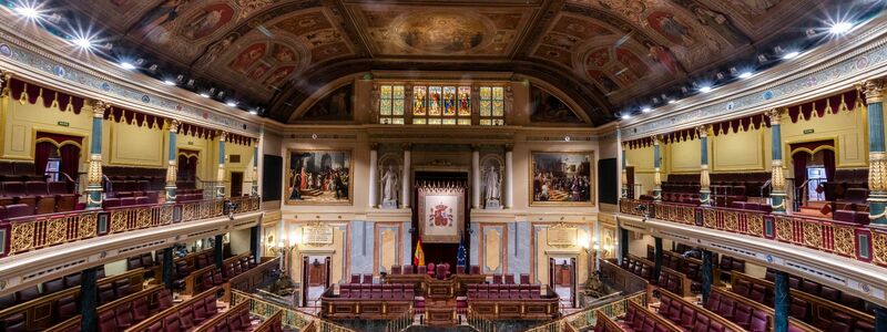 Leere Sitze sind im Unterhaus des spanischen Parlaments in Madrid. In Spanien wird gewählt. Regierungschef Pedro Sánchez droht eine Niederlage. - Foto: Bernat Armangue/AP/dpa