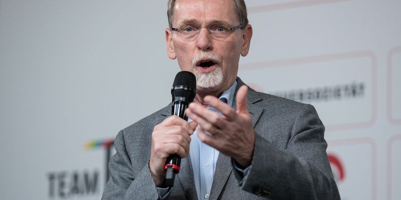 LSB-Präsident Thomas Härtel spricht sich für eine Olympia-Bewerbung von Berlin, München und Warnemünde aus. - Foto: Andreas Gora/dpa