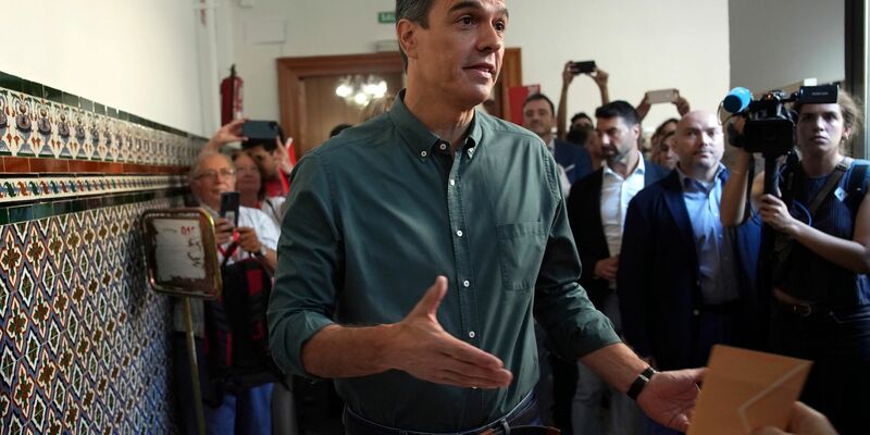 Ministerpräsident Pedro Sánchez bei der Stimmangabe in Madrid. - Foto: Emilio Morenatti/AP/dpa