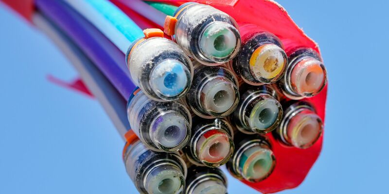 Der Glasfaserausbau in Deutschland schreitet nur schleppend voran. - Foto: Uwe Anspach/dpa