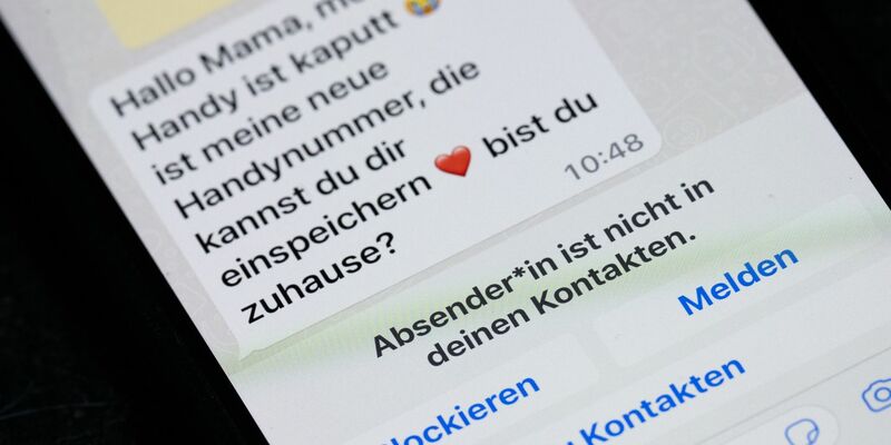 Betrügerische Nachrichten wie diese werden immer wieder gesendet. - Foto: Sebastian Gollnow/dpa