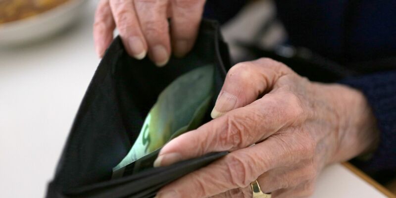 Eine ältere Frau öffnet ihr Portemonnaie. (Archivbild) - Foto: Stephanie Pilick/dpa