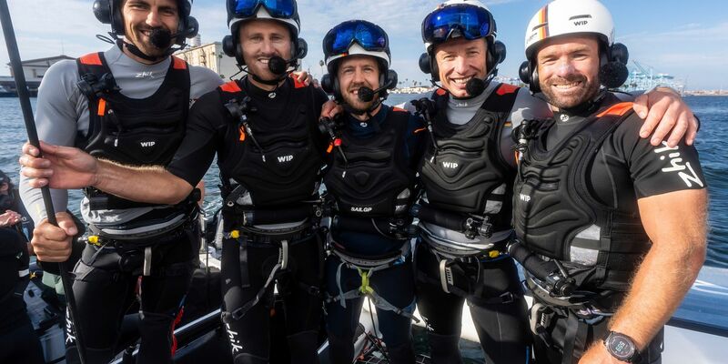 Sebastian Vettel (M) ist vierfacher Formel-1-Weltmeister und Besitzer des Germany SailGP Teams. - Foto: Beau Outteridge/SailGP via AP/dpa