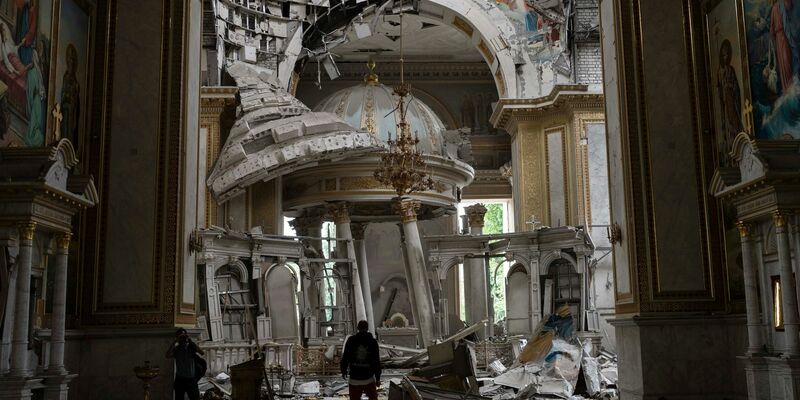 Nach einem russischen Raketenangriff inspizieren Kirchenmitarbeiter die schweren Schäden in der Verklärungskathedrale in Odessa. - Foto: Jae C. Hong/AP/dpa