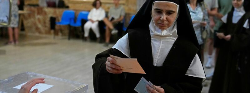Wahllokal in Madrid: Eine Nonne gibt ihre Stimme ab. - Foto: Paul White/AP/dpa