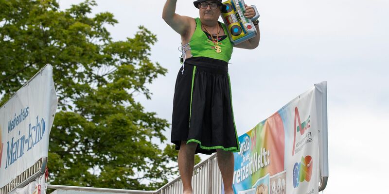 Mit dem Dirndl vom Sprungturm ins Wasser: In Aschaffenburg fand bereits zum siebten Mal das  Dirndl-Springen statt. - Foto: Helmut Fricke/dpa