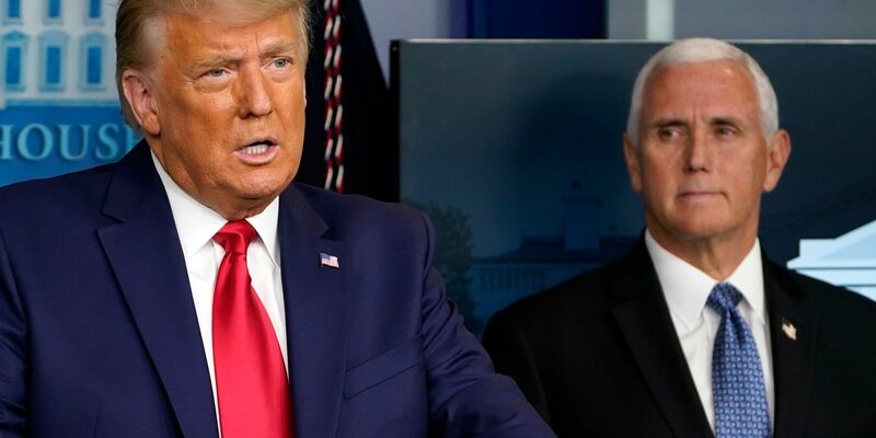 Der damalige US-Präsident Donald Trump gibt ein Pressestatement im Weißen Haus ab, im Hintergrund sein Vize Mike Pence. - Foto: Susan Walsh/AP/dpa