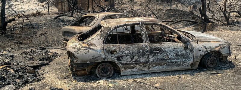 Touristen und Einheimische sind gezwungen, ein Waldbrandgebiet auf Rhodos zu verlassen. - Foto: Lefteris Damianidis/InTime News/AP/dpa