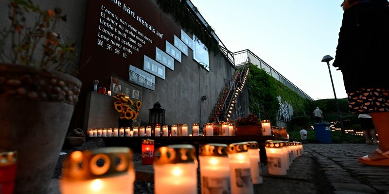 Kerzen erinnern an die Toten und Verletzten beim Loveparade-Unglück 2010 in Duisburg. - Foto: Roberto Pfeil/dpa