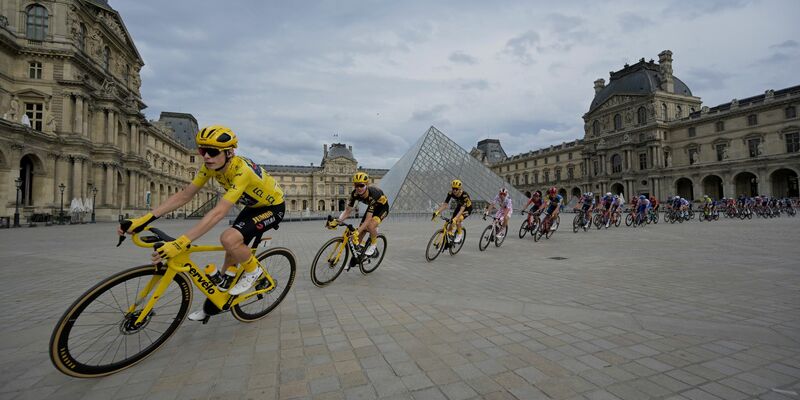 Jonas Vingegaard (l) aus Dänemark von Team Jumbo-Visma im Gelben Trikot hat die 110. Tour de France gewonnen. - Foto: Alain Jocard/AFP POOL/AP
