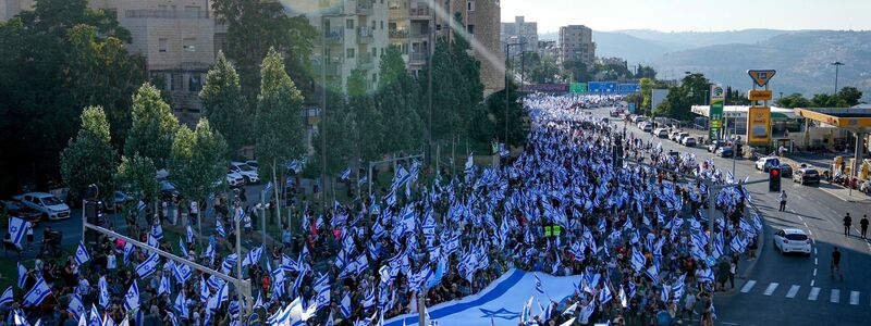 Tausende Israelis sind nach Jerusalem marschiert, um gegen die Pläne der Regierung zu protestieren. - Foto: Ohad Zwigenberg/AP/dpa