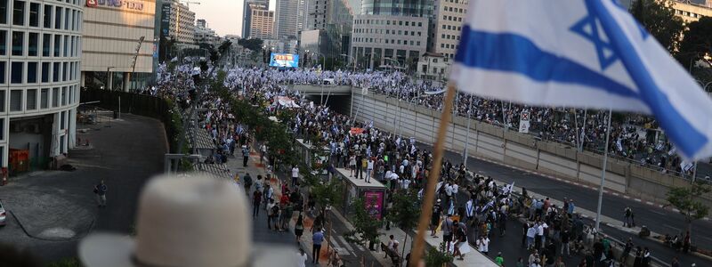 Unterstützer der geplanten Reform laufen durch Tel Aviv. - Foto: Ilia Yefimovich/dpa