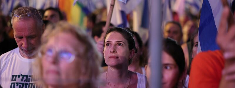 Menschen demonstrieren in Tel Aviv gegen die Pläne der Regierung von Ministerpräsident Netanjahu. - Foto: Ilia Yefimovich/dpa