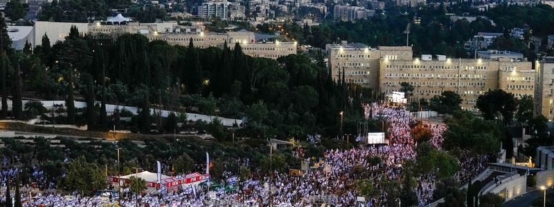 Israelis protestieren vor dem Parlament in Jerusalem gegen den geplanten Umbau der Justiz. - Foto: Ohad Zwigenberg/AP