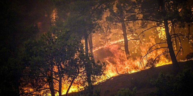 Ein massiver Waldbrand tobt auf der griechischen Insel Rhodos. - Foto: Argiris Mantikos/XinHua/dpa