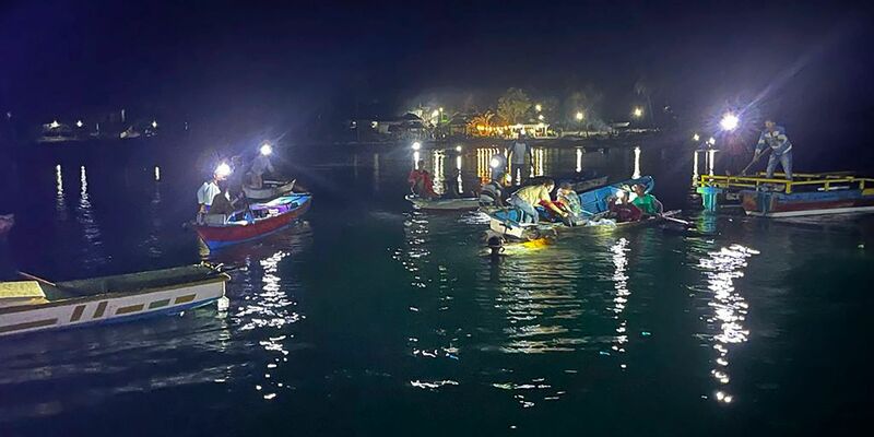 Mitarbeiter der Nationalen Such- und Rettungsbehörde und Anwohner suchen nach Überlebenden. - Foto: Uncredited/BASARNAS/AP/dpa