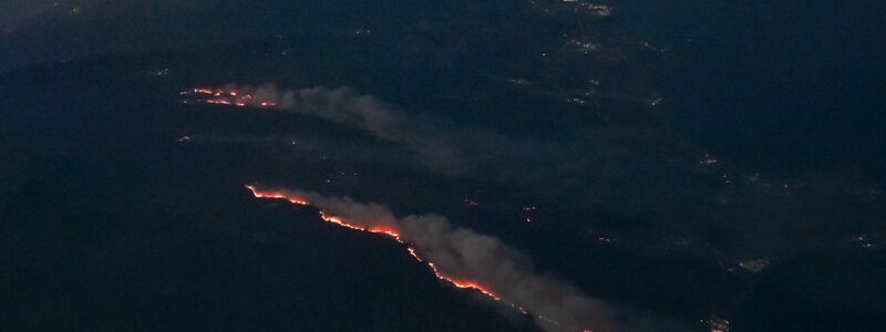 Von einem Flugzeug aus sind die Waldbrände auf Rhodos zu sehen. - Foto: Britta Pedersen/dpa