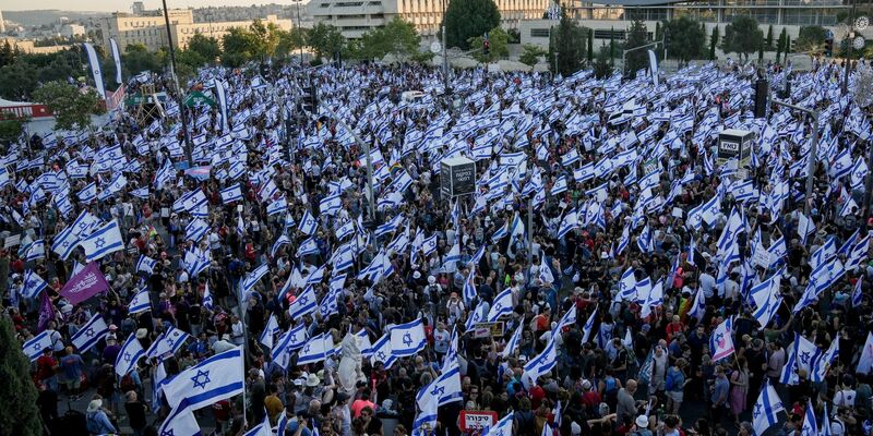 Eine große Menschenmenge protestiert vor dem Parlament in Jerusalem gegen den Plan der Regierung von Netanjahu zur Überarbeitung der Justiz. - Foto: Mahmoud Illean/AP