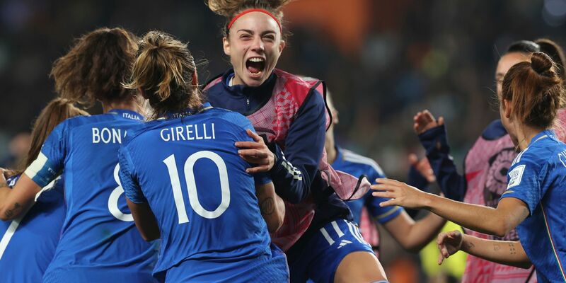 Cristiana Girelli (vorne,M) machte Italiens Sieg gegen Argentinien perfekt. - Foto: Rafaela Pontes/AP/dpa