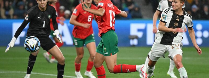 Hanane Aït El Haj (M) sorgte per Eigentor für das 4:0 der DFB-Frauen. - Foto: Sebastian Christoph Gollnow/dpa