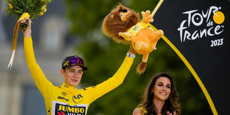 Reist erneut als Tour-Sieger zurück nach Dänemark: Jonas Vingegaard. - Foto: Thibault Camus/AP/dpa